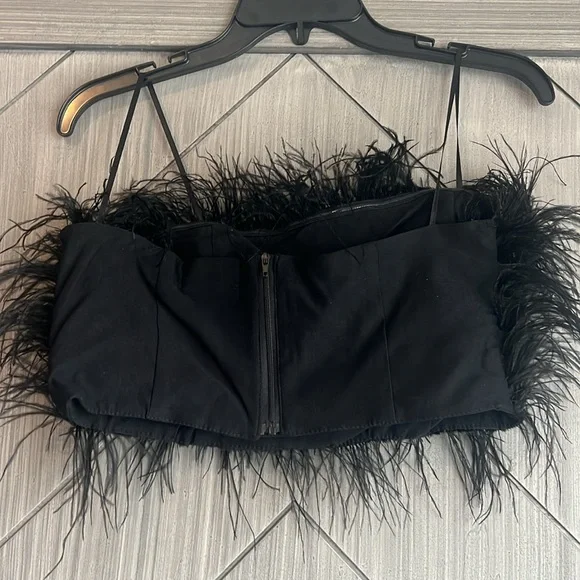 Super cute feathered Bandow top with a zipper back size small - Picture 3 of 3